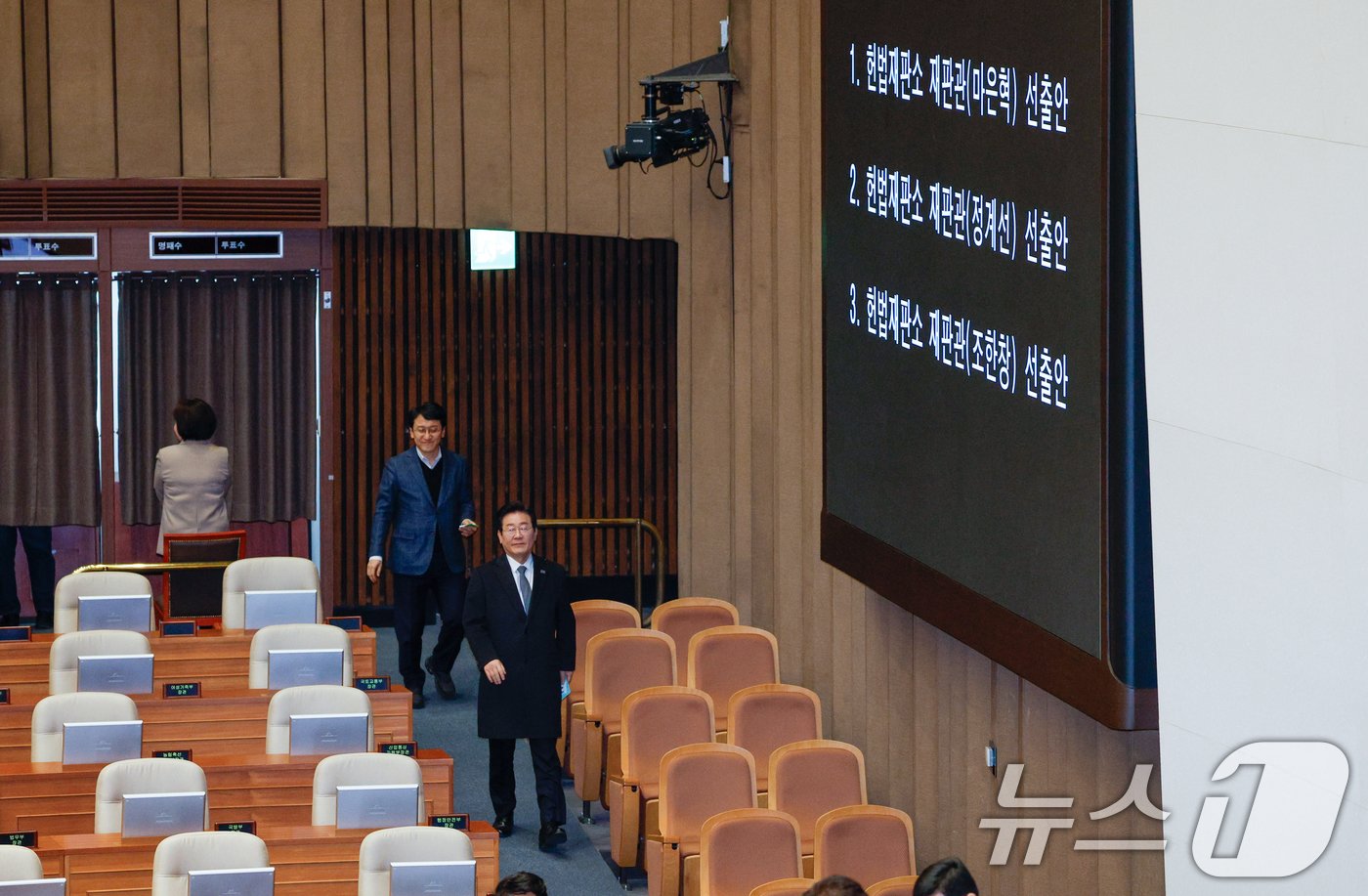 이재명 더불어민주당 대표가 26일 오후 서울 여의도 국회에서 열린 제420회국회&#40;임시회&#41; 제1차 본회의에서 헌법재판소 재판관&#40;마은혁, 정계선, 조한창&#41; 선출안 무기명 투표를 하고 있다. 2024.12.26/뉴스1 ⓒ News1 안은나 기자