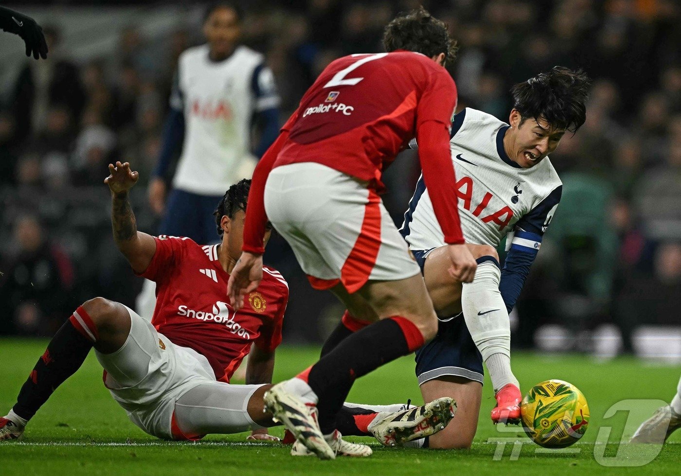 본문 이미지 - 상대 수비수와 공을 경합하는 손흥민&#40;오른쪽&#41; ⓒ AFP=뉴스1