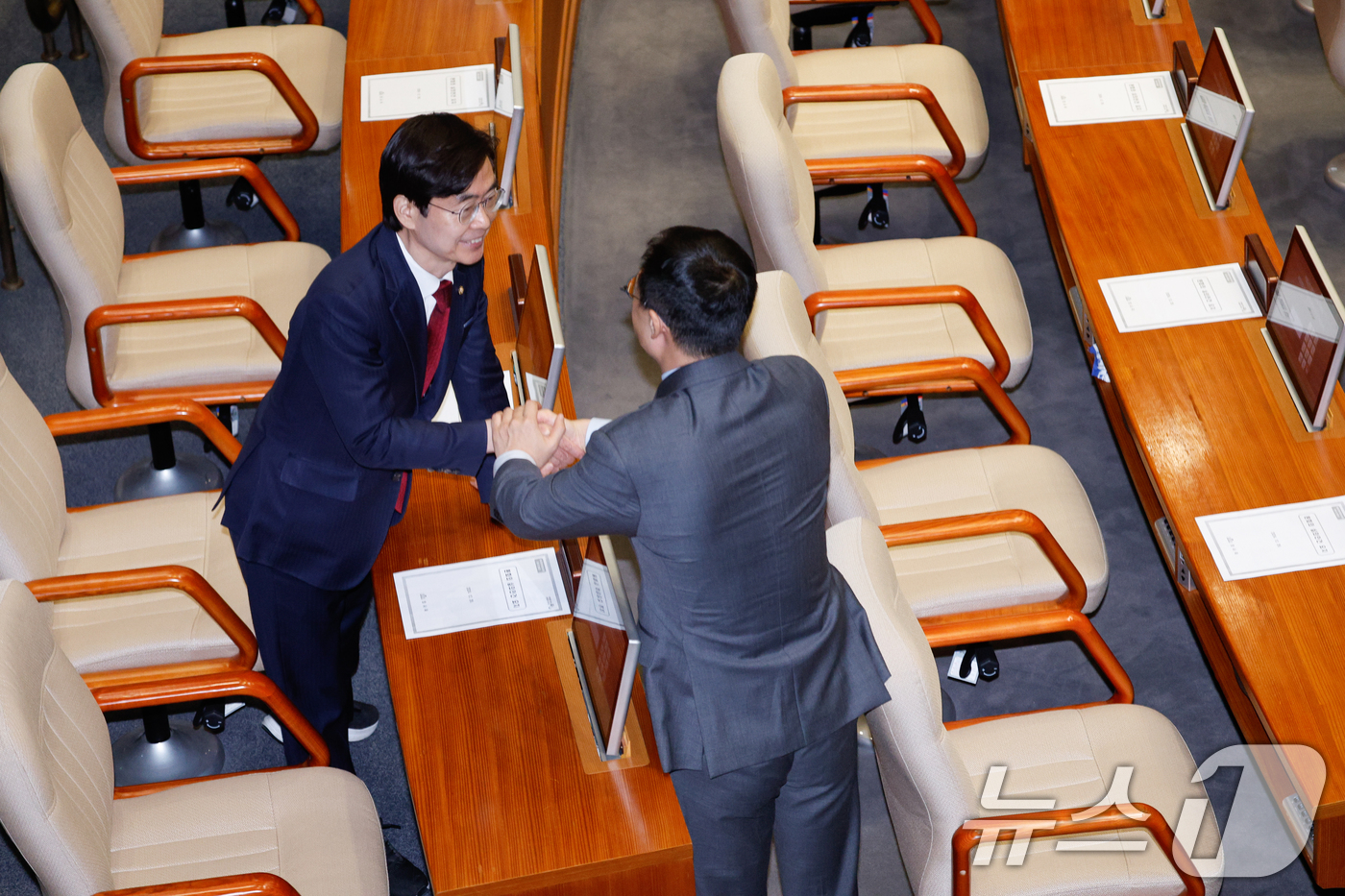 (서울=뉴스1) 안은나 기자 = 국민의힘 조경태, 김상욱 의원이 26일 오후 서울 여의도 국회에서 열린 제420회국회(임시회) 제1차 본회의에서 여당 불참 속 김예지 의원과 함께 …