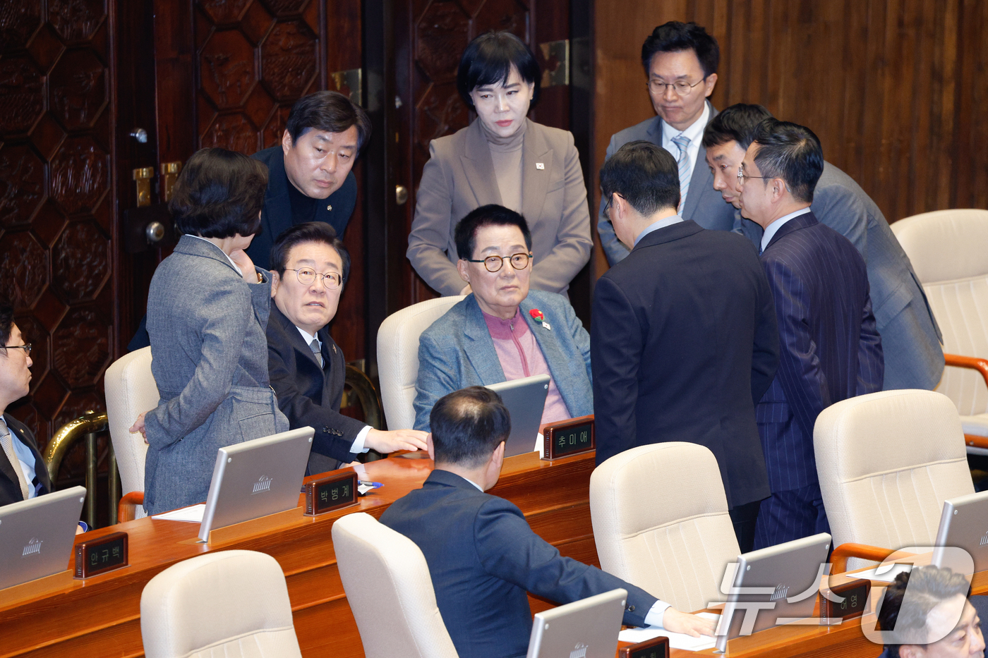 (서울=뉴스1) 안은나 기자 = 한덕수 대통령 권한대행이 긴급 대국민담화를 통해 "여야가 합의할 때까지 헌법재판관 임명을 보류하겠다"고 밝힌 26일 서울 여의도 국회에서 열린 제4 …