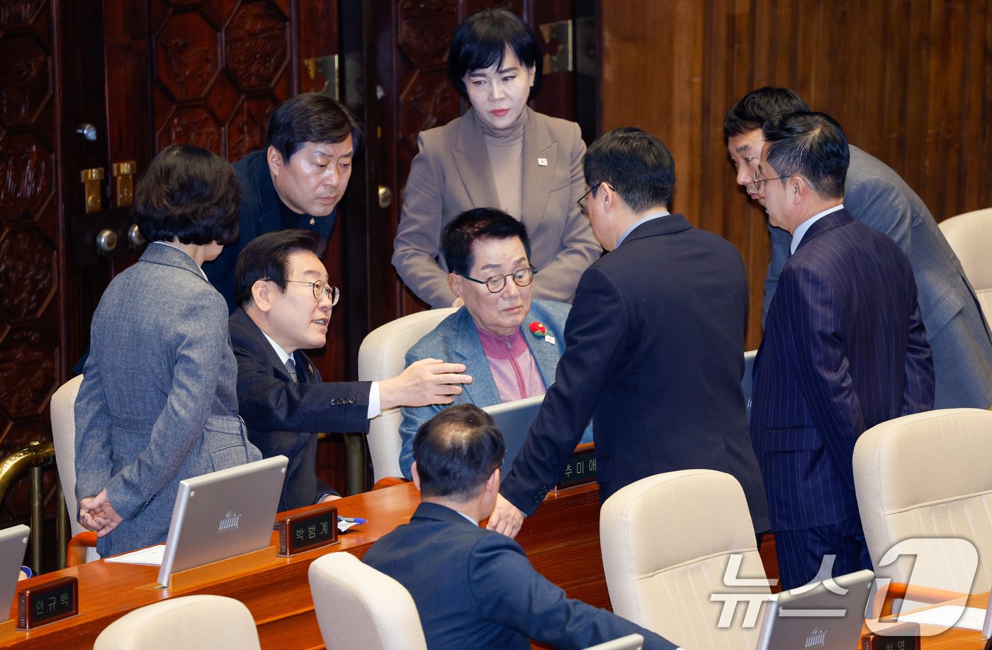 한덕수 대통령 권한대행이 긴급 대국민담화를 통해 &#34;여야가 합의할 때까지 헌법재판관 임명을 보류하겠다＂고 밝힌 26일 서울 여의도 국회에서 열린 제420회국회&#40;임시회&#41; 제1차 본회의에서 더불어민주당 이재명 대표, 박찬대 원내대표, 박지원 의원 등이 논의하고 있다. 2024.12.26/뉴스1 ⓒ News1 안은나 기자