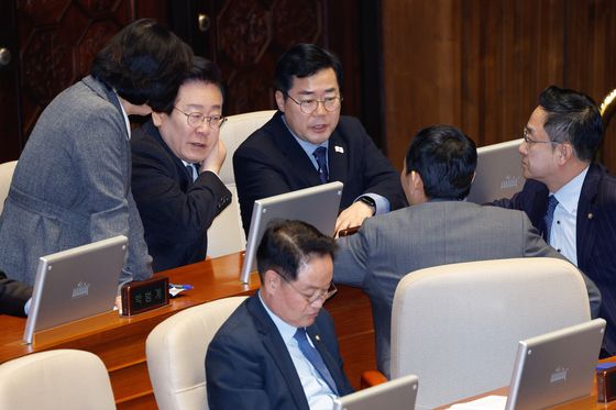 한덕수 '임명 보류'에 민주 폭발…탄핵 절차 속전속결