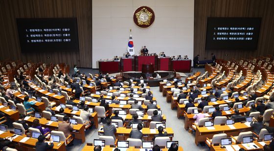 與 다수 불참 속 통과되는 헌법재판관 3인 선출안