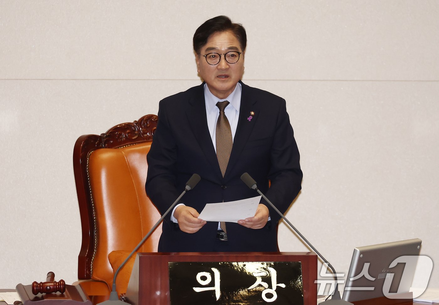 본문 이미지 - 우원식 국회의장이 26일 오후 서울 여의도 국회에서 열린 제420회국회&#40;임시회&#41; 제1차 본회의에서 &#39;헌법재판소 재판관&#40;마은혁, 정계선, 조한창&#41; 선출안&#39;에 대한 가결을 선언한 뒤 발언하고 있다. 2024.12.26/뉴스1 ⓒ News1 김민지 기자