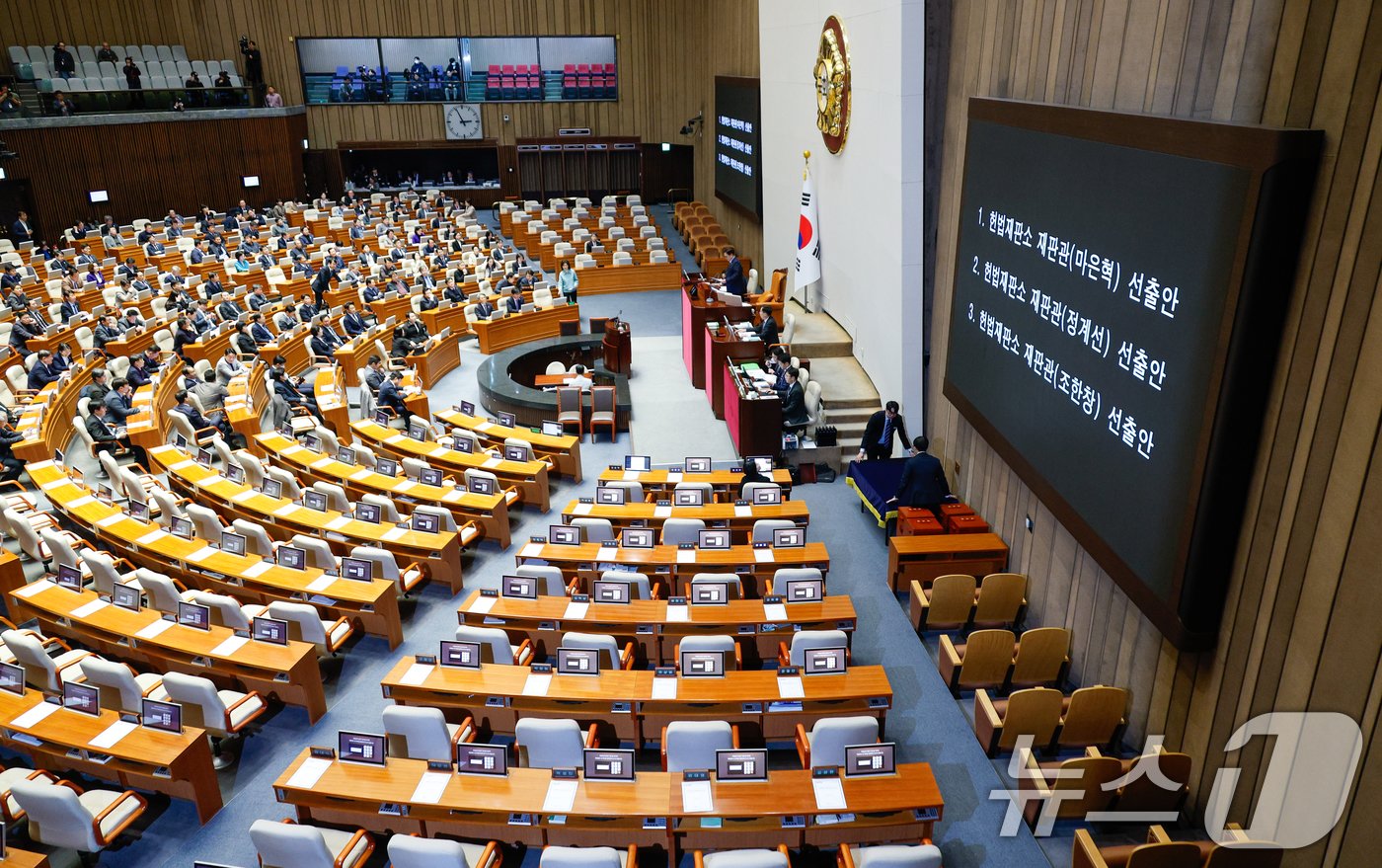 우원식 국회의장이 26일 오후 서울 여의도 국회에서 열린 제420회국회&#40;임시회&#41; 제1차 본회의에서 야당 의원들이 여당 불참 속에 헌법재판소 재판관&#40;마은혁, 정계선, 조한창&#41; 선출안 통과를 알리고 있다. 2024.12.26/뉴스1 ⓒ News1 안은나 기자