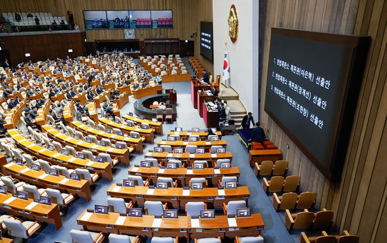 韓 "헌법재판관 임명 보류"에 탄핵 절차 즉시 돌입…27일 표결