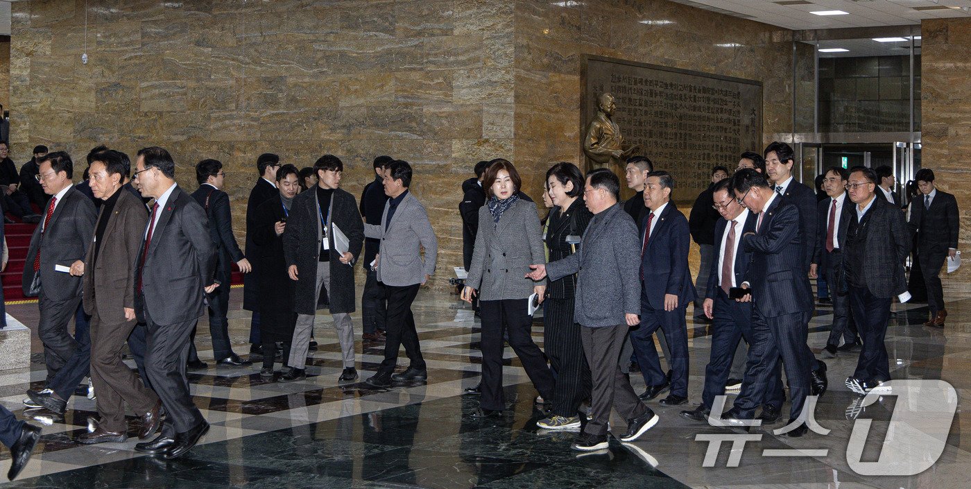 본문 이미지 - 국민의힘 의원들이 26일 오후 서울 여의도 국회에서 열린 제420회 국회&#40;임시회&#41; 제1차 본회의에 참석하고 있다. 이날 국민의힘 의원들은 의사 일정중 마은혁·정계선·조한창 헌법재판소 재판관 선출안에 대한 표결에 불참했다. 2024.12.26/뉴스1 ⓒ News1 이재명 기자