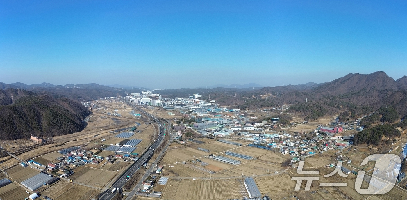 (용인=뉴스1) 김영운 기자 = 26일 국토교통부가 경기 용인시 처인구 이동·남사읍 일원에 추진 중인 첨단시스템반도체 클러스터 국가산업단지 계획을 승인했다. 내년 1분기로 예정됐던 …