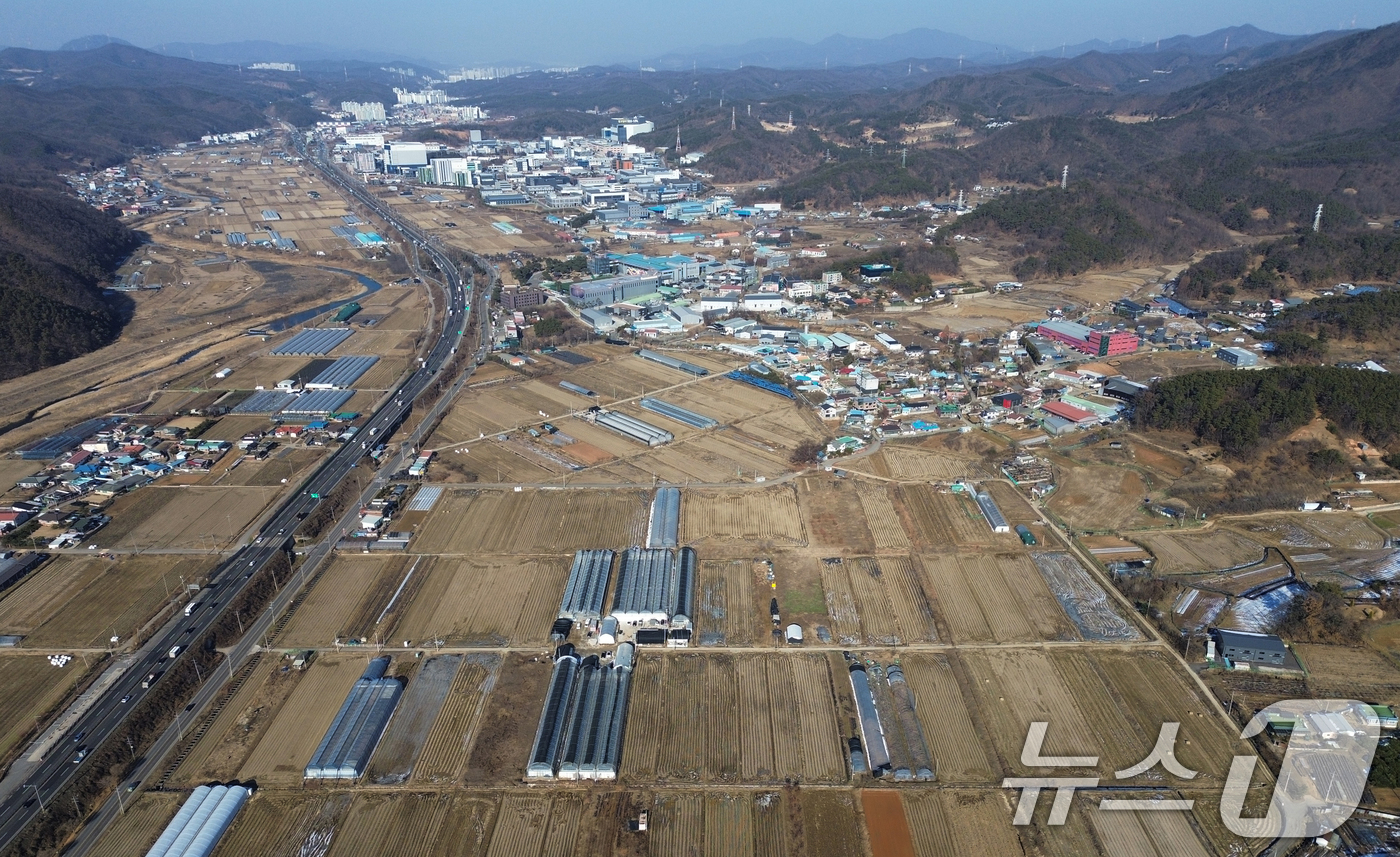 (용인=뉴스1) 김영운 기자 = 26일 국토교통부가 경기 용인시 처인구 이동·남사읍 일원에 추진 중인 첨단시스템반도체 클러스터 국가산업단지 계획을 승인했다. 내년 1분기로 예정됐던 …