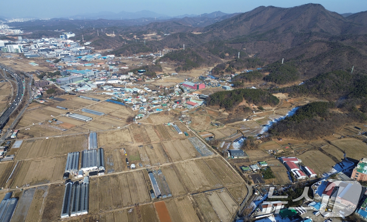 (용인=뉴스1) 김영운 기자 = 26일 국토교통부가 경기 용인시 처인구 이동·남사읍 일원에 추진 중인 첨단시스템반도체 클러스터 국가산업단지 계획을 승인했다. 내년 1분기로 예정됐던 …