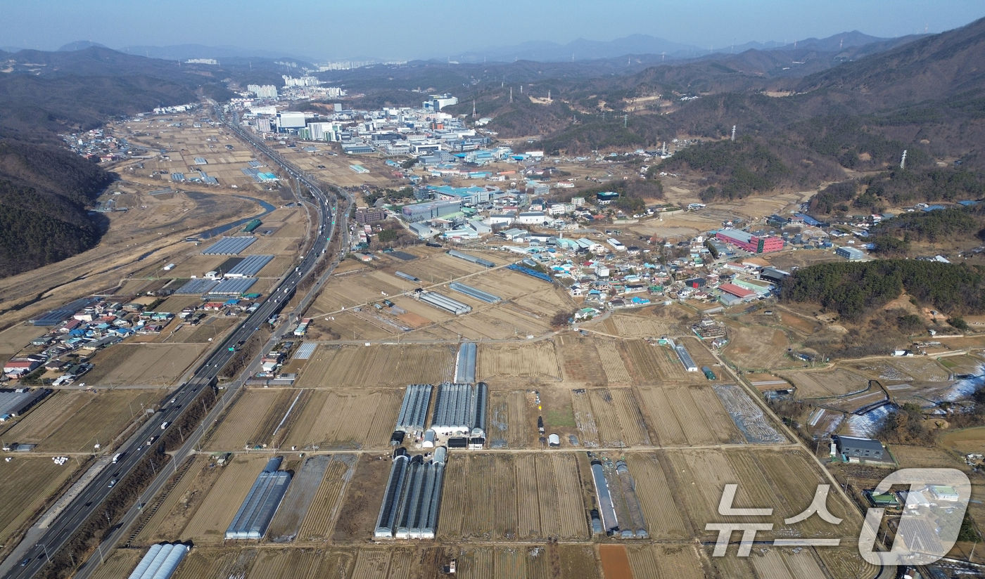 (용인=뉴스1) 김영운 기자 = 26일 국토교통부가 경기 용인시 처인구 이동·남사읍 일원에 추진 중인 첨단시스템반도체 클러스터 국가산업단지 계획을 승인했다. 내년 1분기로 예정됐던 …