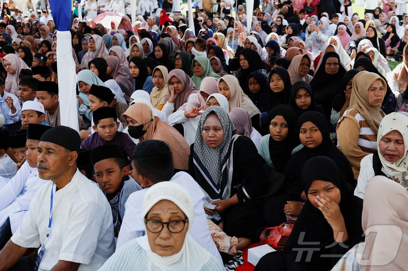 본문 이미지 - 인도네시아 북부 수마트라섬의 반다아체 소재 이슬람 사원에서 26일&#40;현지시간&#41; 2004년 쓰나미의 20주기 추도식이 엄수됐다. 2024.12.26 ⓒ 로이터=뉴스1 ⓒ News1 강민경 기자