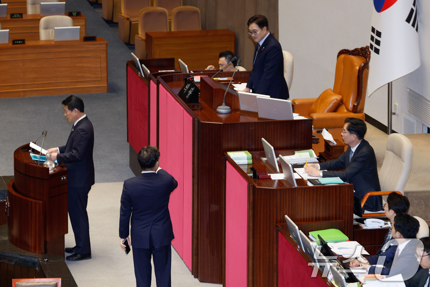 (서울=뉴스1) 안은나 기자 = 권성동 국민의힘 당대표 권한대행 겸 원내대표가 26일 오후 서울 여의도 국회에서 열린 제420회국회(임시회) 제1차 본회의에서 조인철 더불어민주당 …