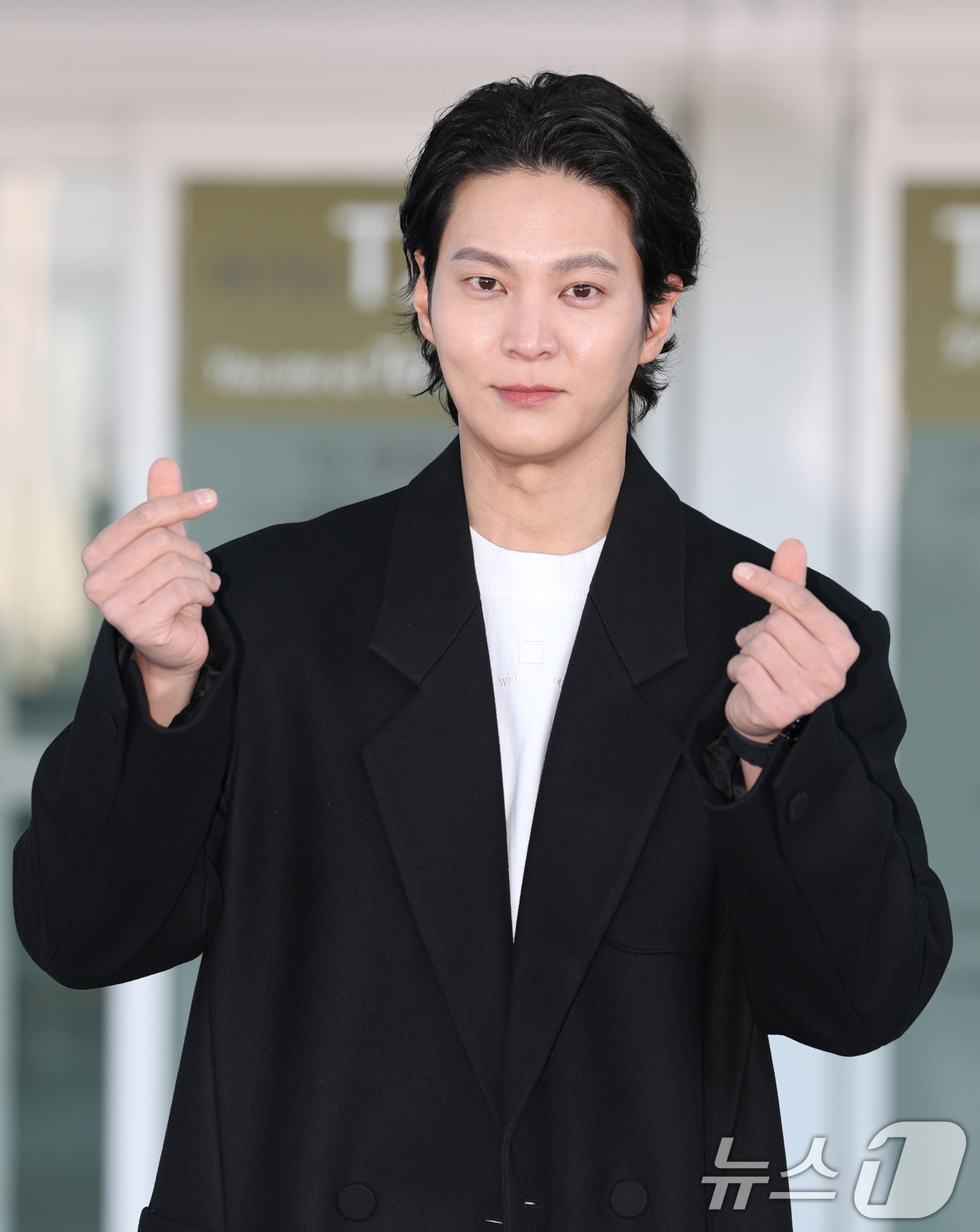 (인천공항=뉴스1) 권현진 기자 = 배우 주원이 '제9회 아시아 아티스트 어워즈(AAA)' 참석을 위해 26일 오전 인천국제공항을 통해 태국 방콕으로 출국하기 전 인사를 하고 있다 …