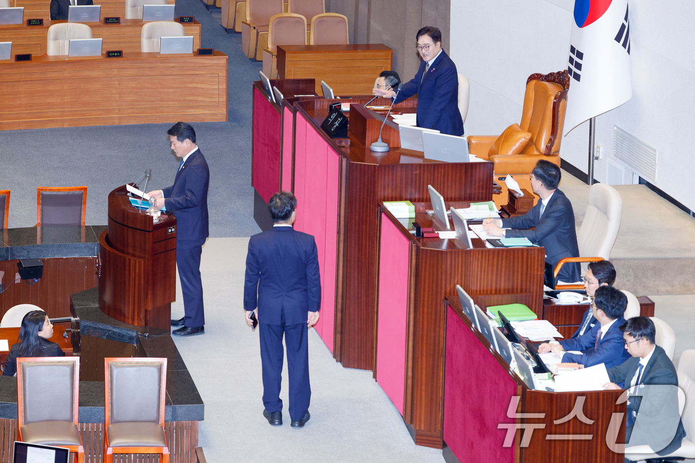 (서울=뉴스1) 안은나 기자 = 권성동 국민의힘 당대표 권한대행 겸 원내대표가 26일 오후 서울 여의도 국회에서 열린 제420회국회(임시회) 제1차 본회의에서 조인철 더불어민주당 …