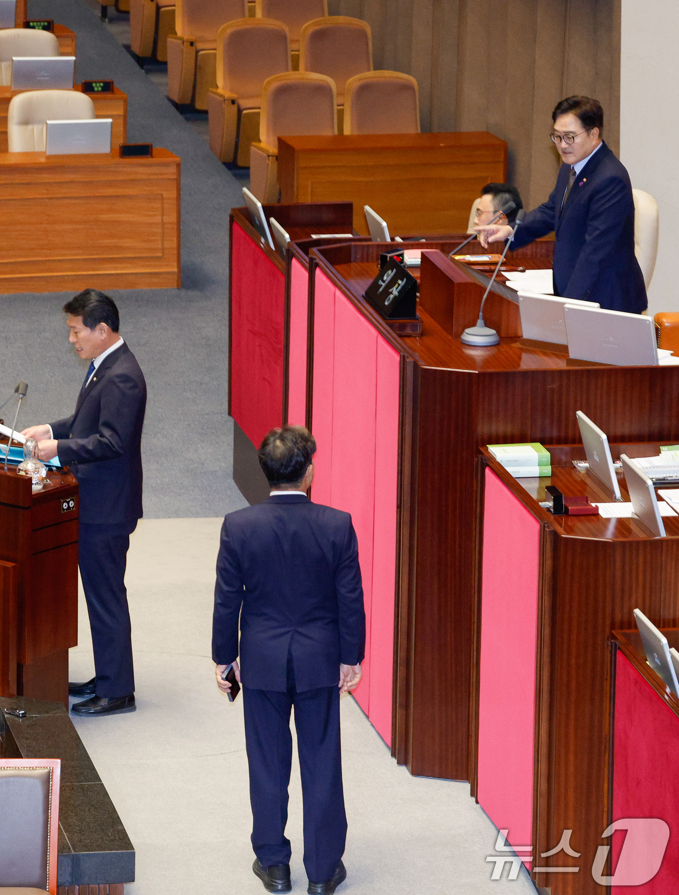 (서울=뉴스1) 안은나 기자 = 권성동 국민의힘 당대표 권한대행 겸 원내대표가 26일 오후 서울 여의도 국회에서 열린 제420회국회(임시회) 제1차 본회의에서 조인철 더불어민주당 …