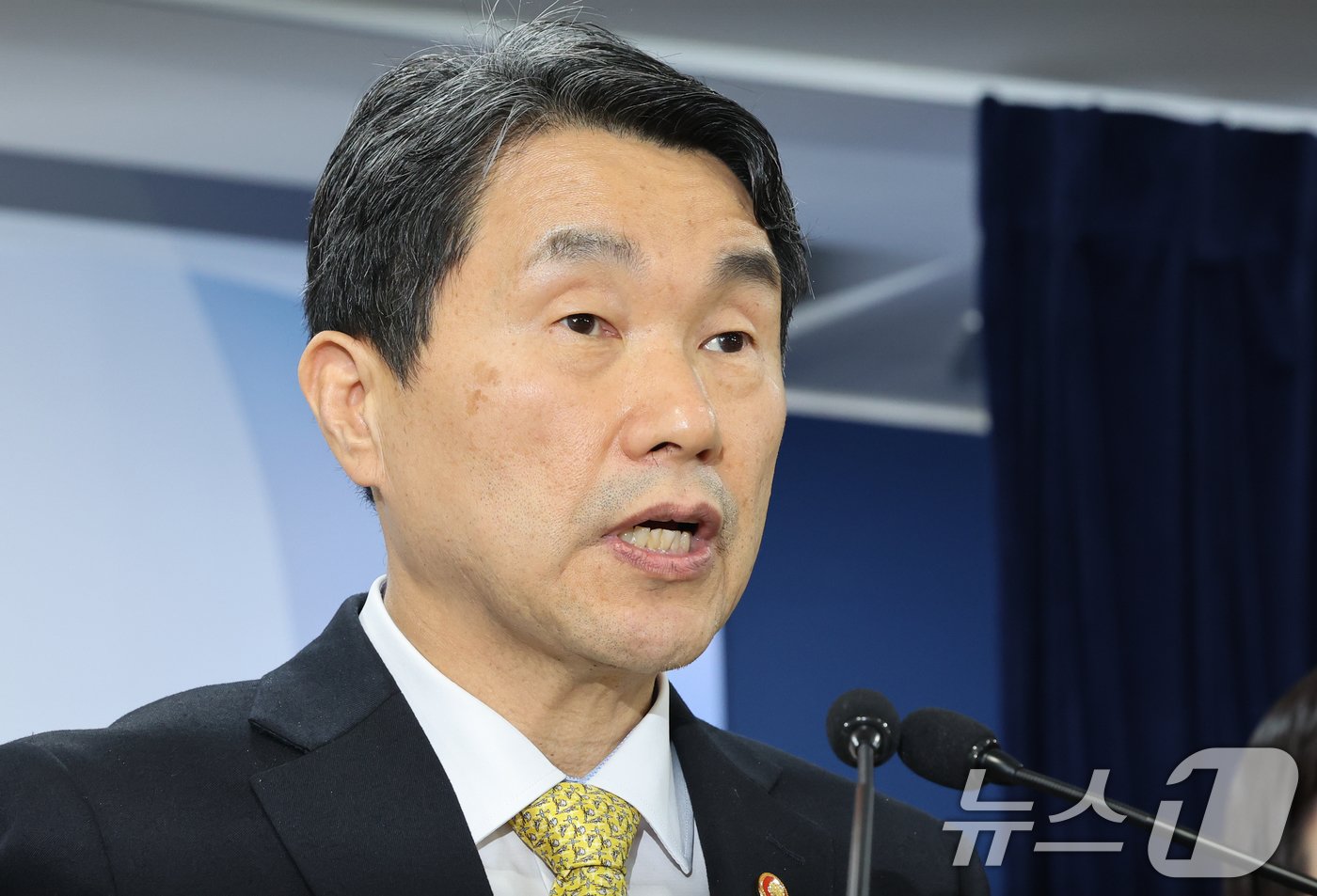 본문 이미지 - 이주호 사회부총리 겸 교육부 장관이 26일 서울 종로구 정부서울청사에서 AI 디지털교과서 관련 초중등교육법 일부개정법률안 본회의 의결에 대한 정부입장을 발표하고 있다. /뉴스1 ⓒ News1 허경 기자