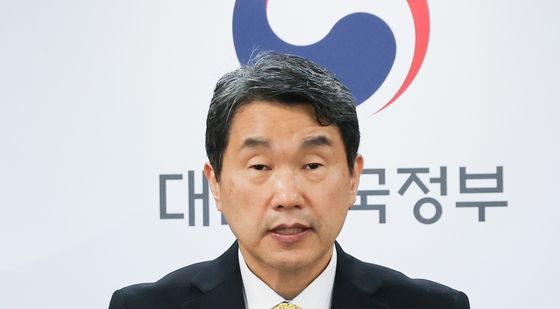 이주호 "AI교과서 '교육자료' 규정 유감...재의요구 건의