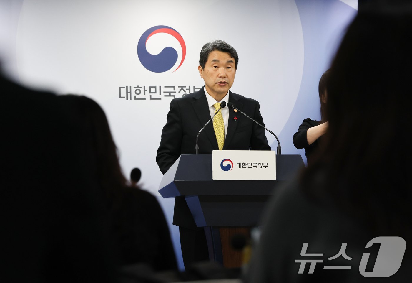 본문 이미지 - 이주호 사회부총리 겸 교육부 장관이 지난달 26일 서울 종로구 정부서울청사에서 AI 디지털교과서를 교육자료로 규정한 초중등교육법 일부개정법률안 본회의 의결에 대해 &#39;재의요구 건의&#39; 입장을 밝히고 있다. /뉴스1 ⓒ News1 허경 기자