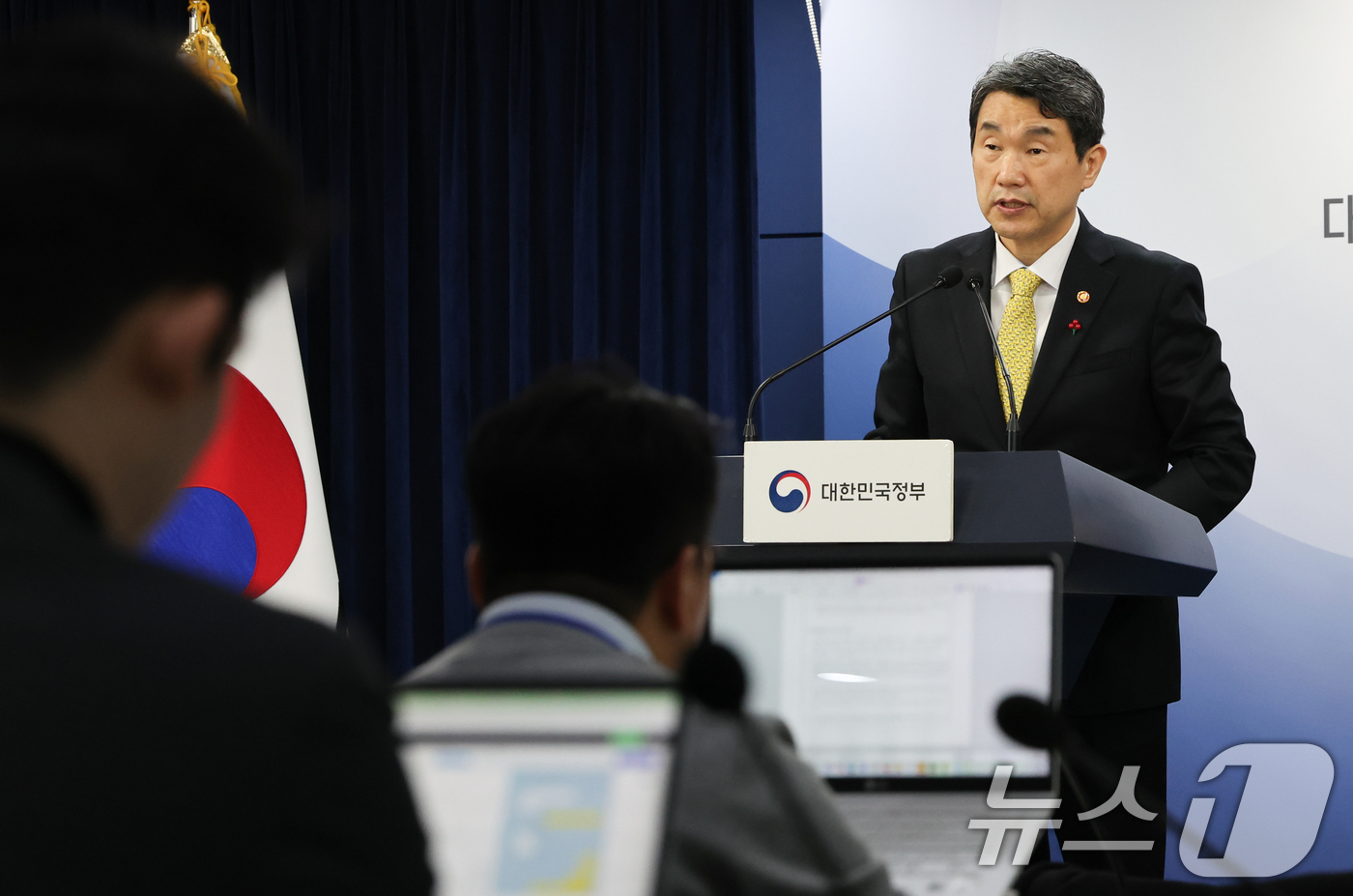 (서울=뉴스1) 허경 기자 = 이주호 사회부총리 겸 교육부 장관이 26일 서울 종로구 정부서울청사에서 AI 디지털교과서 관련 초중등교육법 일부개정법률안 본회의 의결에 대한 정부입장 …