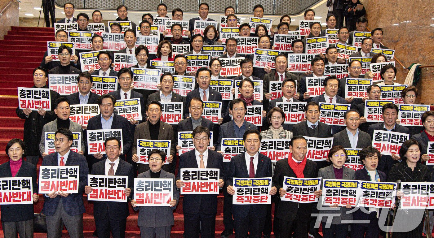 권성동 국민의힘 대표 권한대행 겸 원내대표를 비롯한 의원들이 26일 오후 서울 여의도 국회에서 열린 제420회 국회&#40;임시회&#41; 제1차 본회의를 마친 후 더불어민주당의 국정인질 탄핵겁박 규탄대회를 하고 있다. 2024.12.26/뉴스1 ⓒ News1 이재명 기자