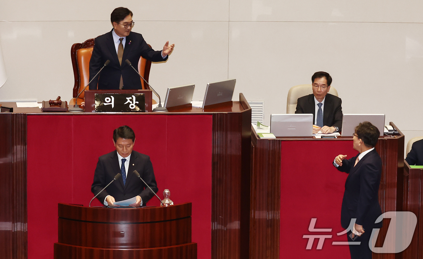 (서울=뉴스1) 김민지 기자 = 권성동 국민의힘 당대표 권한대행 겸 원내대표가 26일 오후 서울 여의도 국회에서 열린 제420회국회(임시회) 제1차 본회의에서 조인철 더불어민주당 …