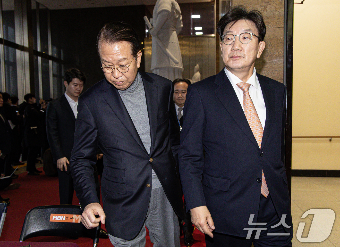 (서울=뉴스1) 이재명 기자 = 권성동 국민의힘 대표 권한대행 겸 원내대표와 비상대책위원장에 지명된 권영세 의원이 26일 오후 서울 여의도 국회에서 열린 제420회 국회(임시회) …