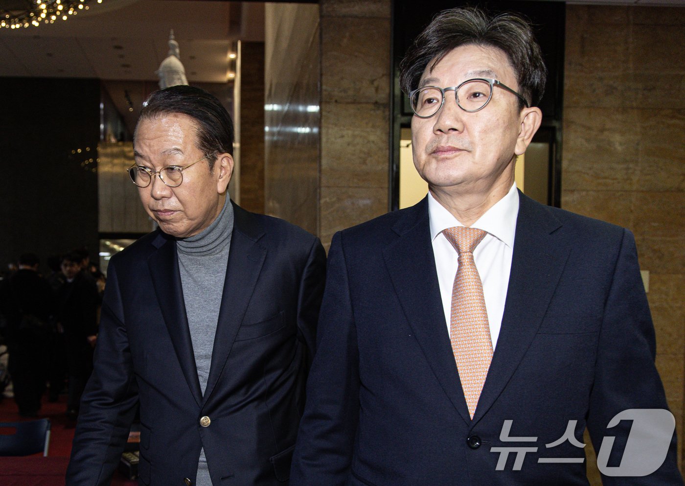 본문 이미지 - 권성동 국민의힘 대표 권한대행 겸 원내대표와 비상대책위원장에 지명된 권영세 의원이 26일 오후 서울 여의도 국회에서 열린 제420회 국회&#40;임시회&#41; 제1차 본회의를 마친 후 원내대표실로 이동하고 있다. 2024.12.26/뉴스1 ⓒ News1 이재명 기자