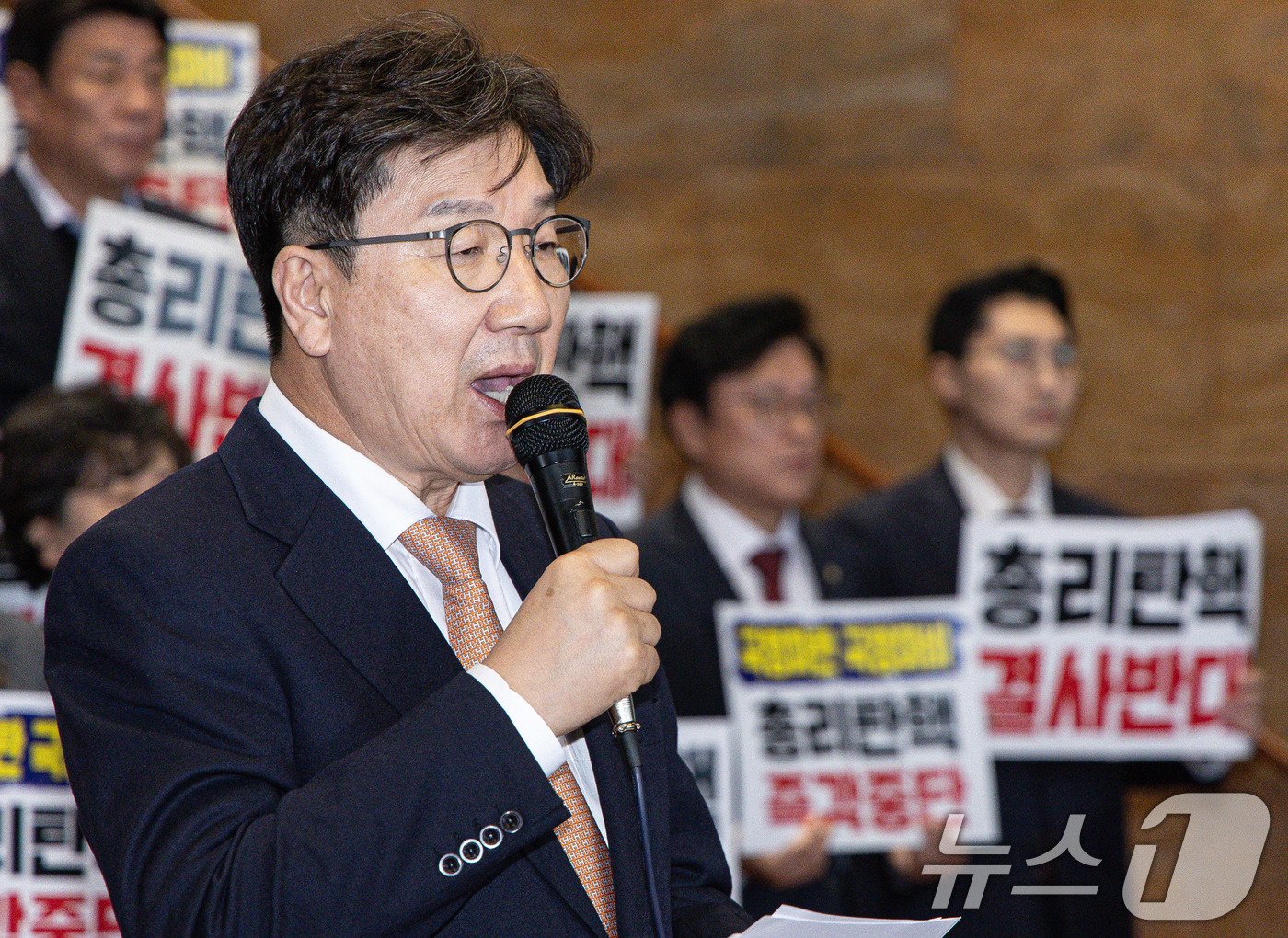 본문 이미지 - 권성동 국민의힘 대표 권한대행 겸 원내대표가 26일 오후 서울 여의도 국회에서 열린 제420회 국회&#40;임시회&#41; 제1차 본회의를 마친 후 더불어민주당의 국정인질 탄핵겁박 규탄대회를 하고 있다. 2024.12.26/뉴스1 ⓒ News1 이재명 기자