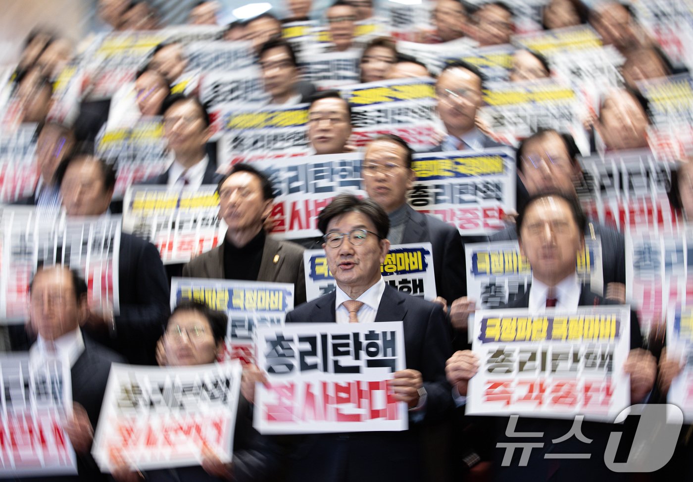 권성동 국민의힘 대표 권한대행 겸 원내대표와 비상대책위원장에 지명된 권영세 의원을 비롯한 의원들이 26일 오후 서울 여의도 국회에서 열린 제420회 국회&#40;임시회&#41; 제1차 본회의를 마친 후 더불어민주당의 국정인질 탄핵겁박 규탄대회를 하고 있다. 2024.12.26/뉴스1 ⓒ News1 이재명 기자