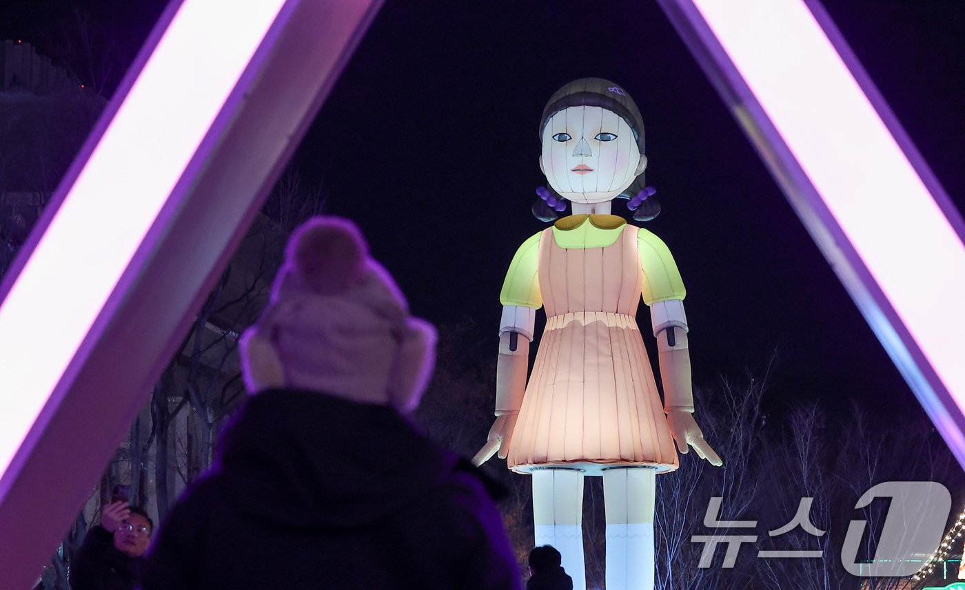 본문 이미지 - 넷플릭스의 '오징어게임 시즌2'가 공개된 26일 오후 서울 광화문광장에 '영희' 조형물이 설치돼 있다. 2024.12.26/뉴스1 ⓒ News1 김성진 기자