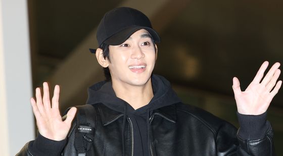 김수현, 꿀 떨어지는 미소