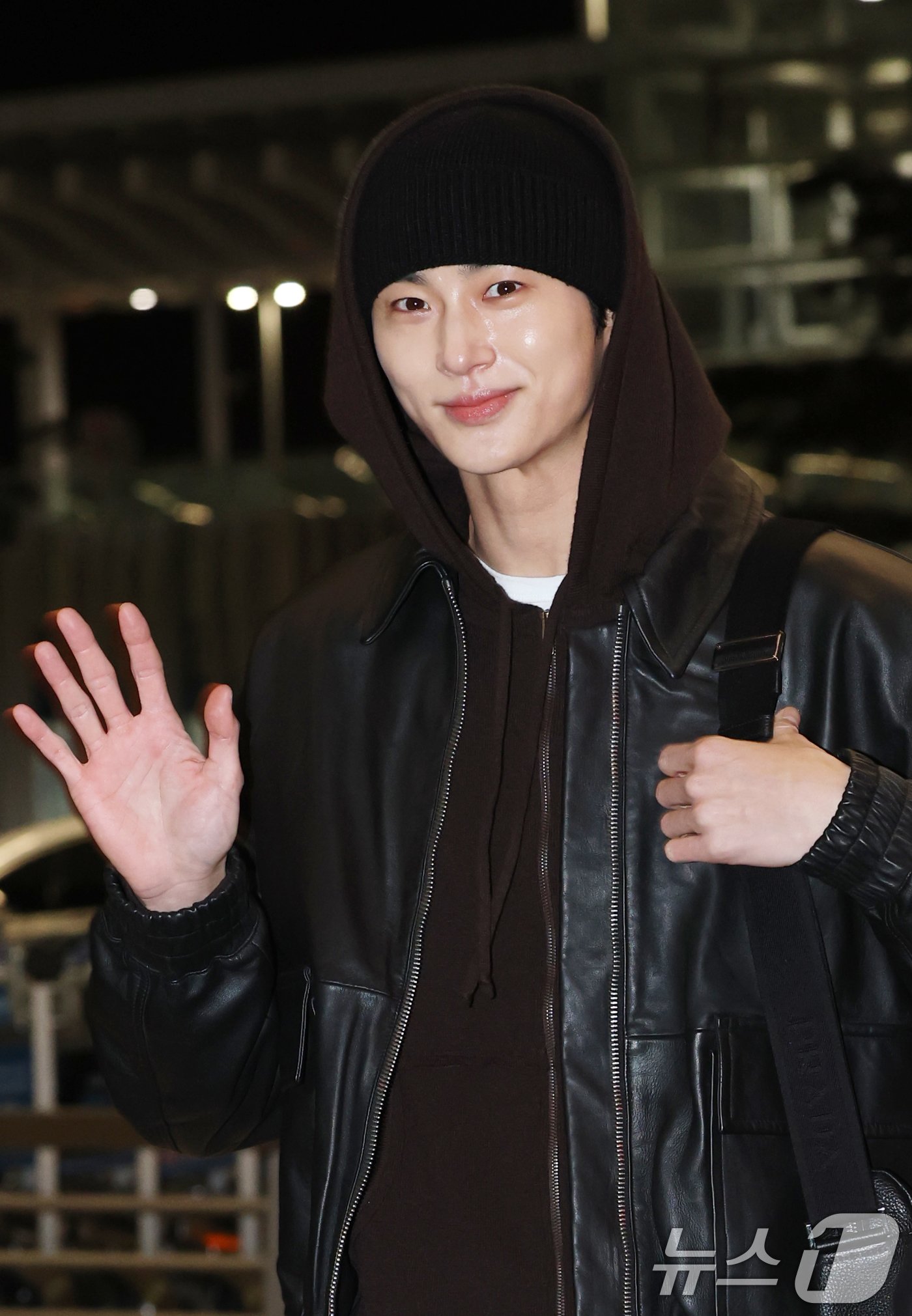 본문 이미지 - 배우 변우석이 '제9회 아시아 아티스트 어워즈(AAA)' 참석을 위해 26일 인천국제공항을 통해 태국 방콕으로 출국하며 손을 흔들고 있다. ⓒ News1 권현진 기자