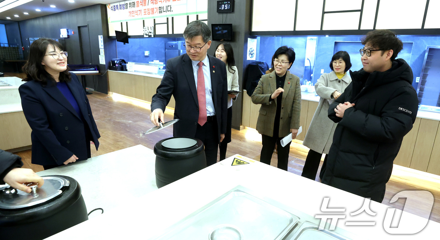 (서울=뉴스1) = 이기일 보건복지부 제1차관이 26일 경기도 용인시 노인복지주택 스프링카운티자이를 방문해 시설을 둘러보고 있다. (보건복지부 제공) 2024.12.26/뉴스1