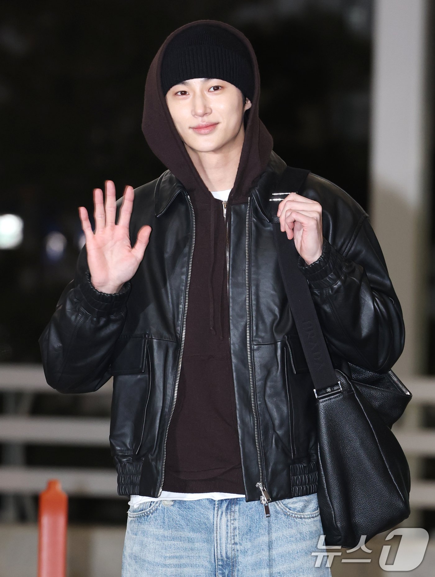 본문 이미지 - 배우 변우석이 '제9회 아시아 아티스트 어워즈(AAA)' 참석을 위해 26일 인천국제공항을 통해 태국 방콕으로 출국하기 전 인사를 하고 있다. ⓒ News1 권현진 기자