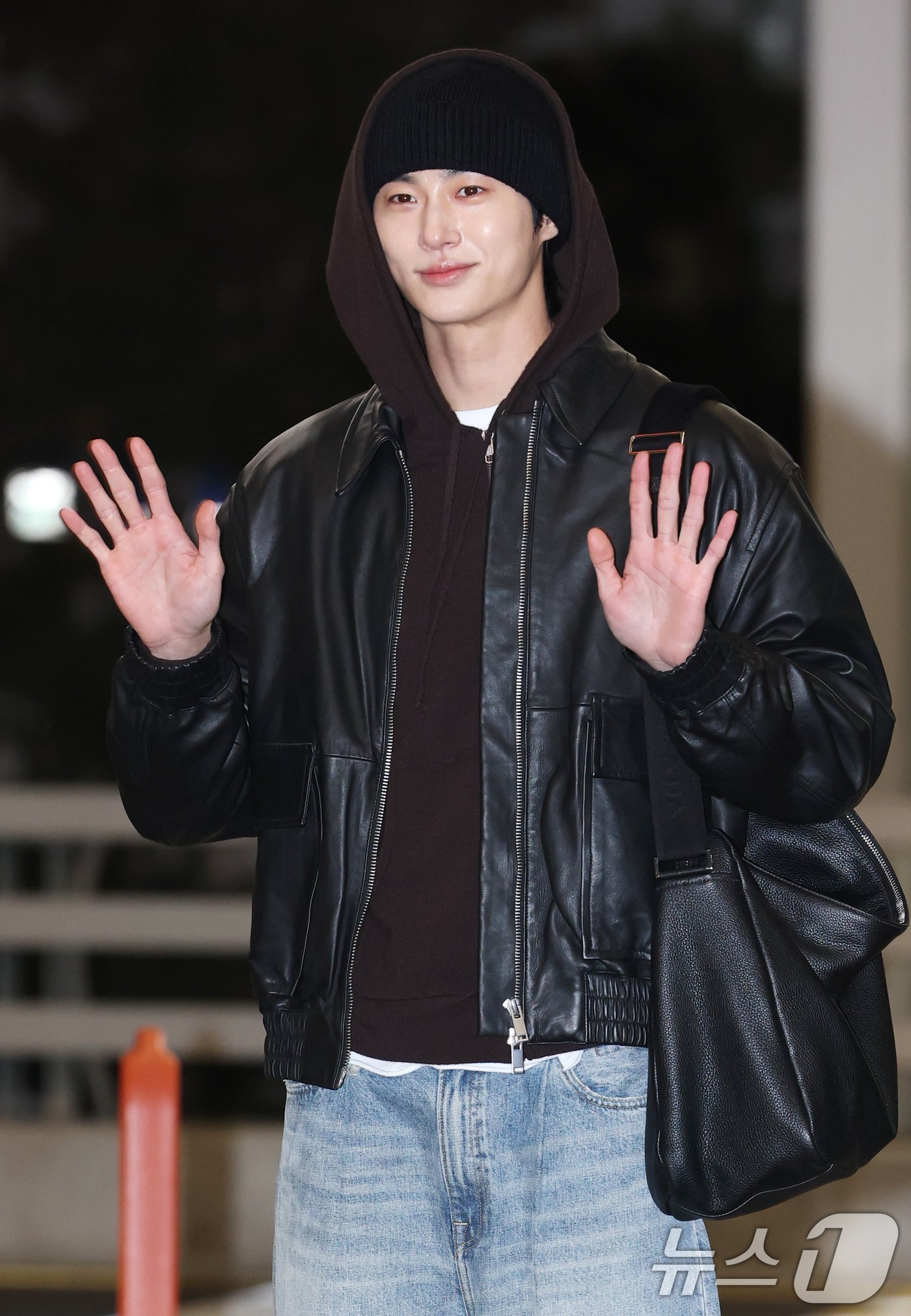 본문 이미지 - 배우 변우석이 '제9회 아시아 아티스트 어워즈(AAA)' 참석을 위해 26일 인천국제공항을 통해 태국 방콕으로 출국하기 전 손 인사를 하고 있다. ⓒ News1 권현진 기자