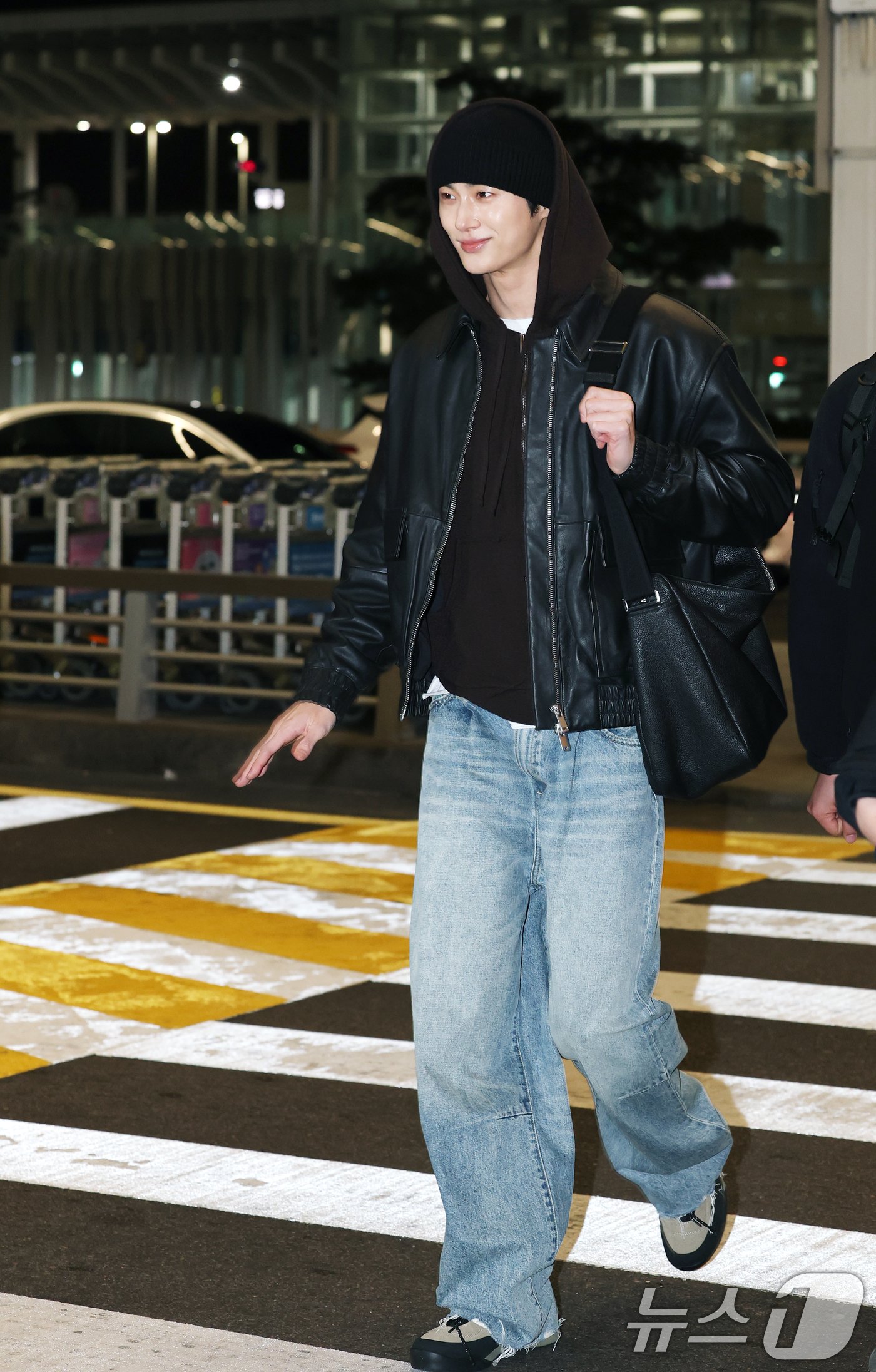 본문 이미지 - 배우 변우석이 '제9회 아시아 아티스트 어워즈(AAA)' 참석을 위해 26일 인천국제공항을 통해 태국 방콕으로 출국하기 위해 이동하고 있다. ⓒ News1 권현진 기자