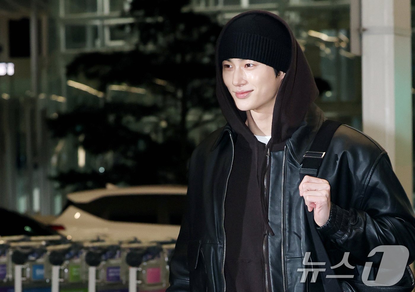 본문 이미지 - 배우 변우석이 '제9회 아시아 아티스트 어워즈(AAA)' 참석을 위해 26일 인천국제공항을 통해 태국 방콕으로 출국하고 있다. ⓒ News1 권현진 기자