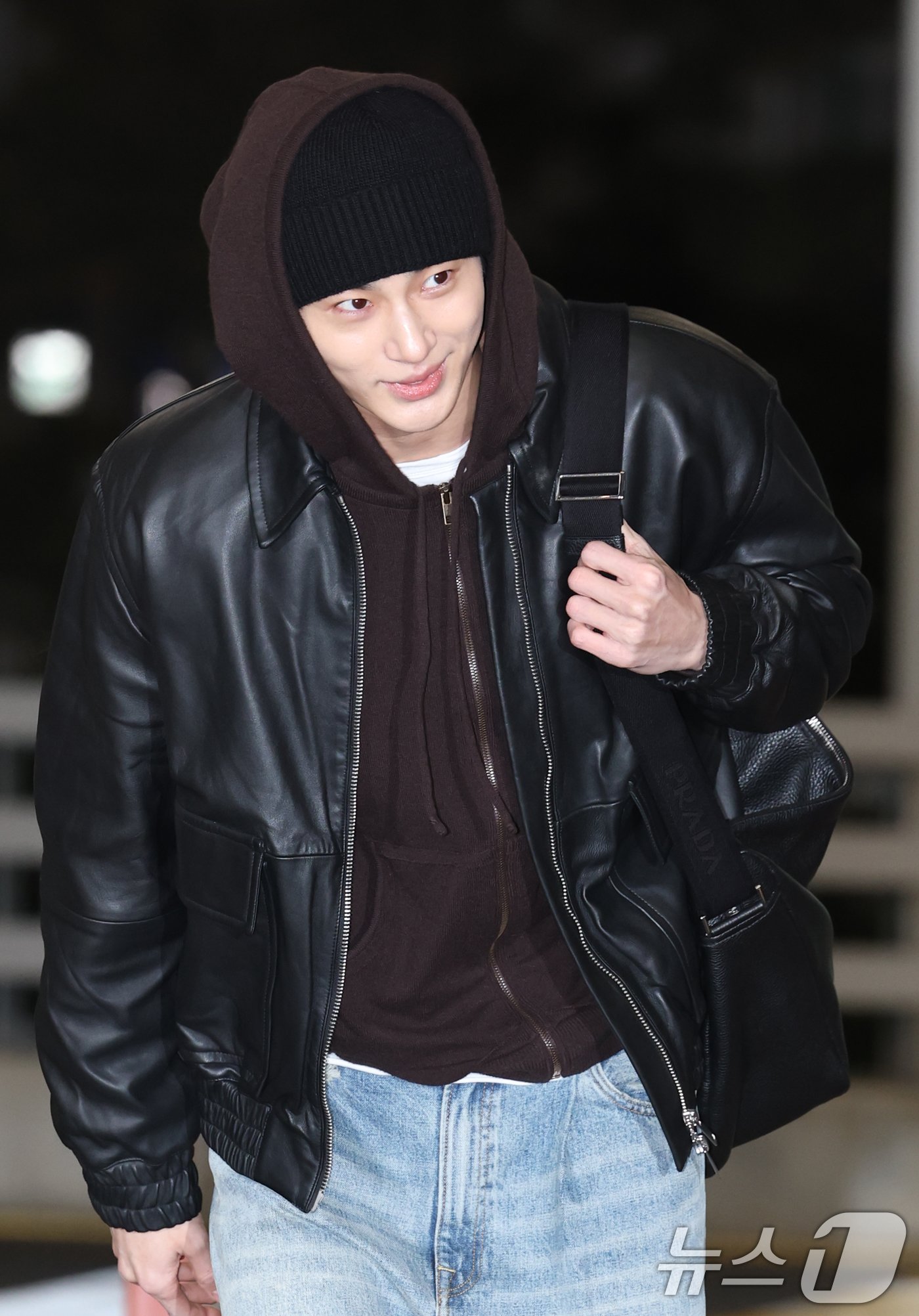 본문 이미지 - 배우 변우석이 '제9회 아시아 아티스트 어워즈(AAA)' 참석을 위해 26일 인천국제공항을 통해 태국 방콕으로 출국하며 인사를 하고 있다. ⓒ News1 권현진 기자