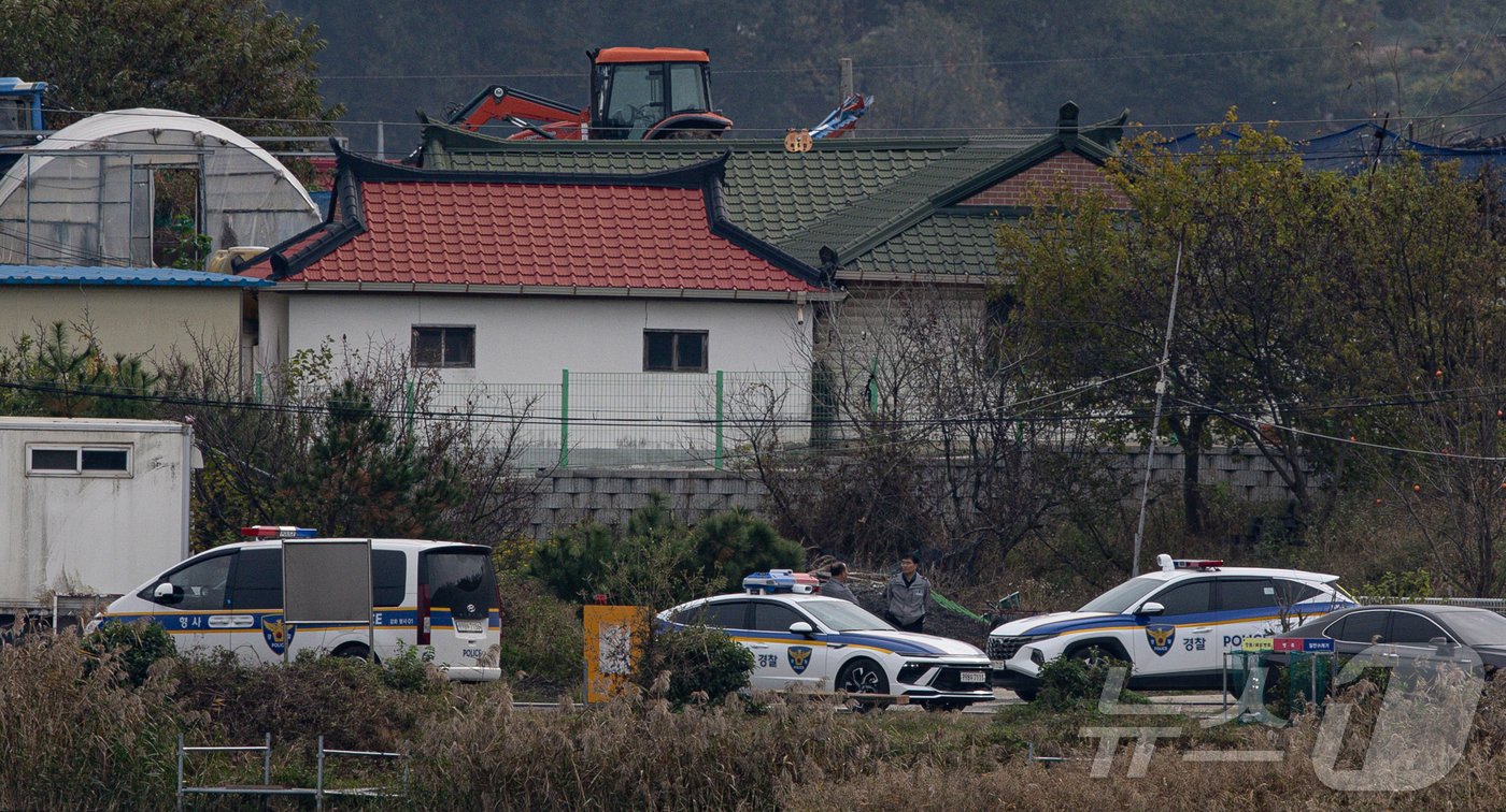 본문 이미지 - 마찰을 우려한 경찰관들이 인근에서 대기하고 있다. ⓒ News1 이재명 기자