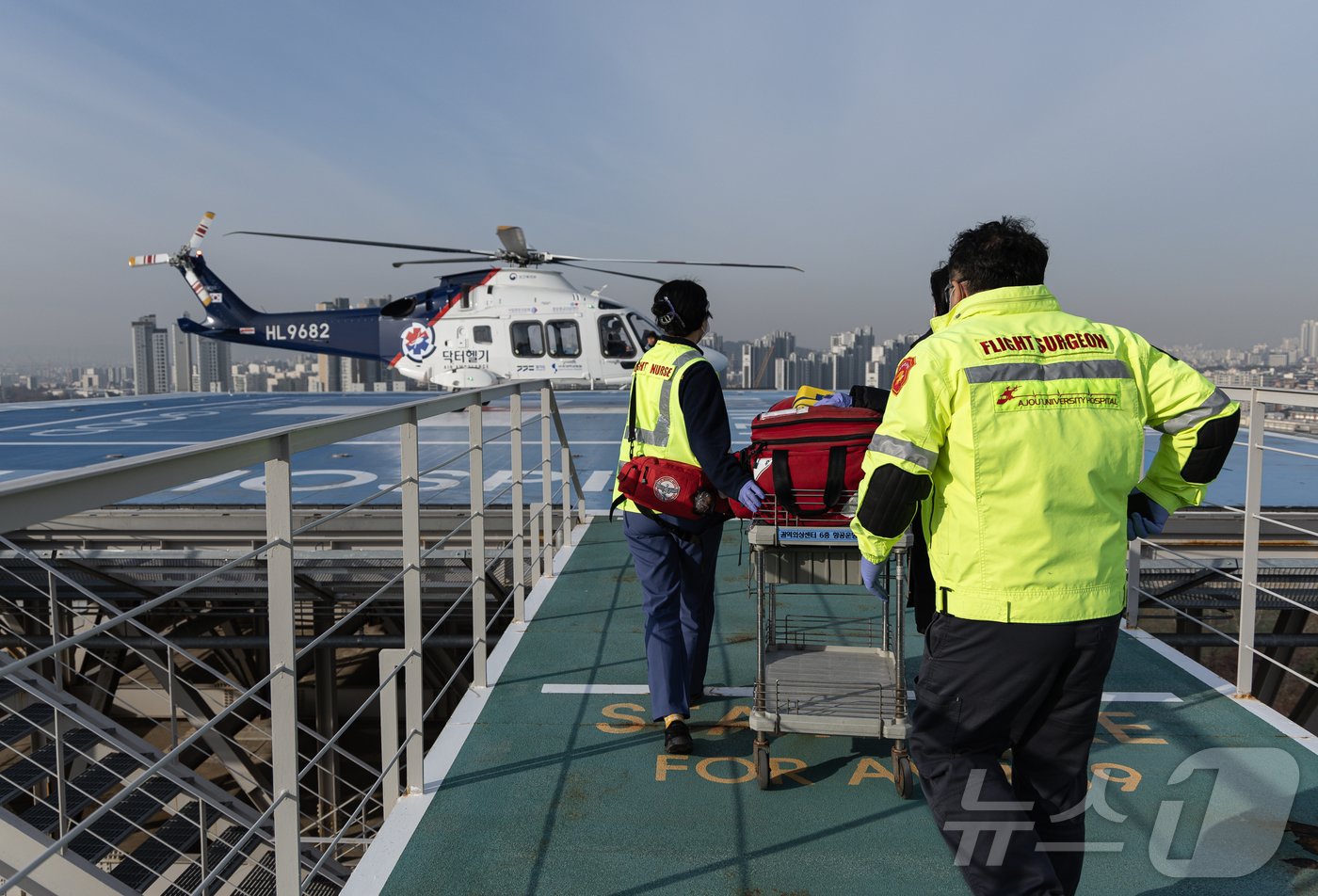 본문 이미지 - 아주대병원 권역외상센터 닥터헬기팀. 오늘도 생명의 최전선으로 향한다. ⓒ News1 이재명 기자