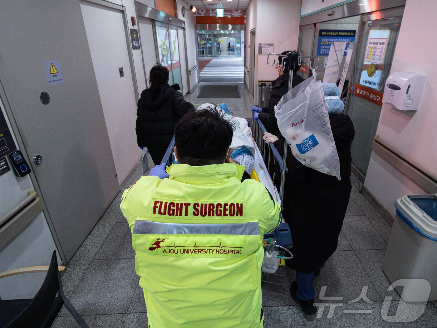 본문 이미지 - 아주대병원에 착륙한 환자를 권역외상센터로 신속하게 이송하고 있다. ⓒ News1 이재명 기자