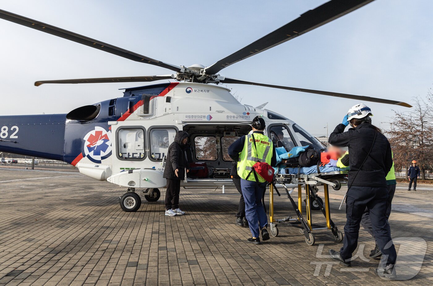본문 이미지 - 닥터헬기로 이송되는 환자. ⓒ News1 이재명 기자