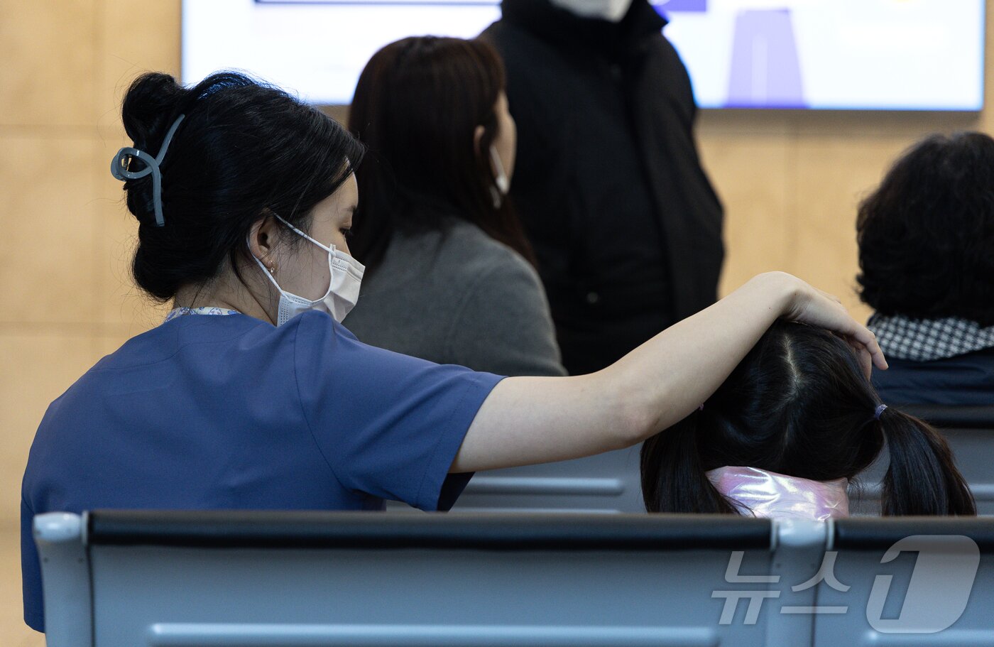 본문 이미지 - 한 간호사가 닥터헬기로 이송된 환자의 보호자가 면회를 가자 아이들 돌보고 있다. ⓒ News1 이재명 기자