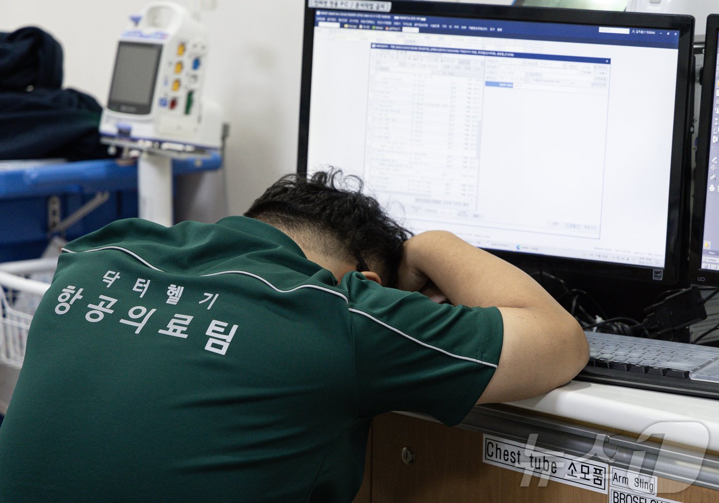 본문 이미지 - 닥터헬기로 환자 이송을 마친 허요 교수가 잠시 휴식을 취하고 있다. ⓒ News1 이재명 기자