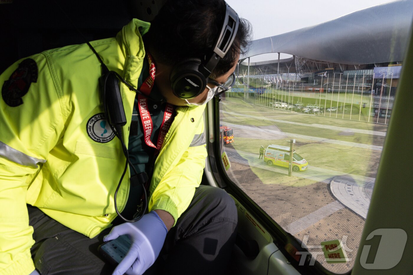 본문 이미지 - 허요 아주대병원 권역외상센터 교수가 인계지점에 도착한 구급차량을 바라보고 있다. ⓒ News1 이재명 기자