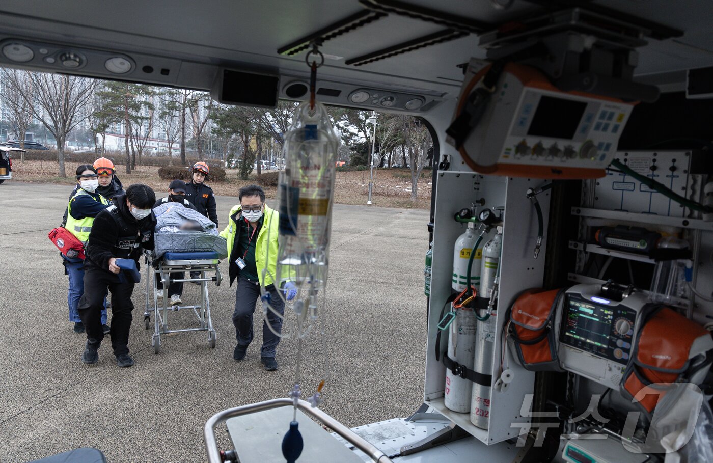 본문 이미지 - 닥터헬기가 인계점에 도착하자 의료진과 구급대원들이 환자를 신속히 옮기고 있다. ⓒ News1 이재명 기자