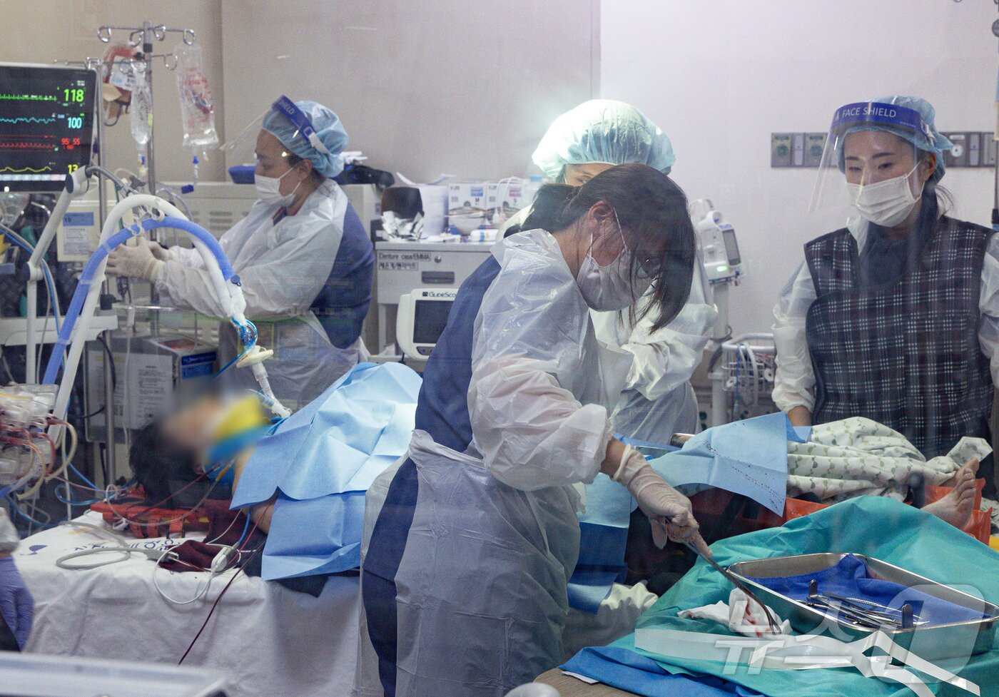 본문 이미지 - 소생실에서 만난 의료진들은 각자의 위치에서 최선을 다한다. ⓒ News1 이재명 기자