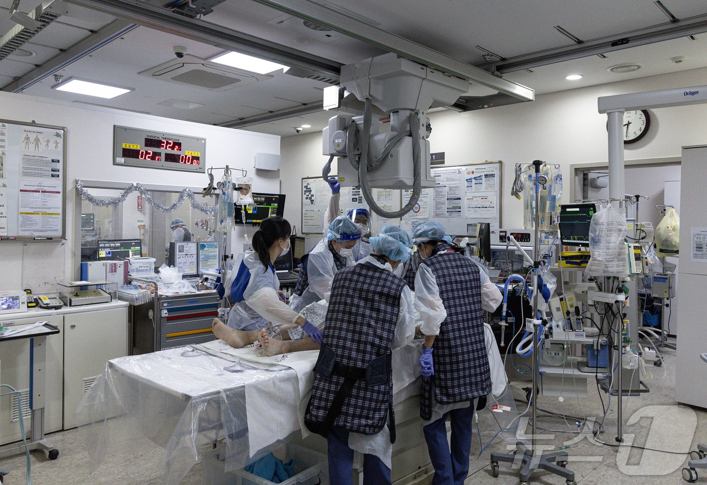 본문 이미지 - 소생실에서 의료진 한명 한명이 각자의 역할을 해낸다. ⓒ News1 이재명 기자