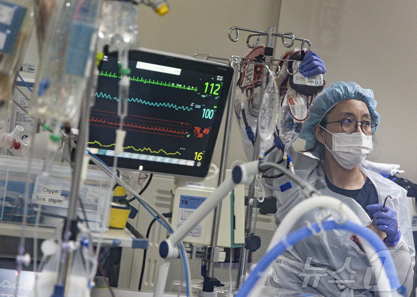 본문 이미지 - 외상 소생실에서 의료진이 혈압이 떨어지는 환자를 살리고 있다. ⓒ News1 이재명 기자